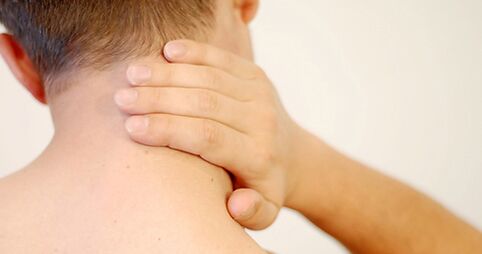 Douleurs au cou avec l'ostéochondose cervicale