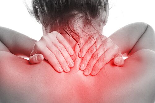 Douleurs au cou avec l'ostéochondose cervicale