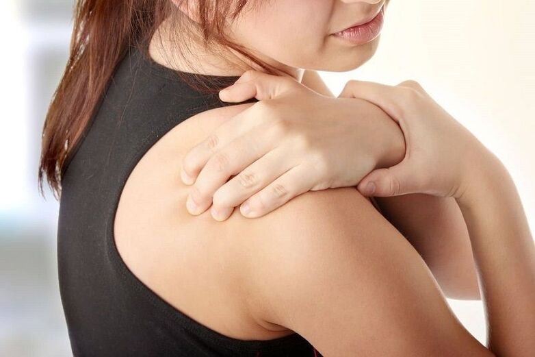 Avec l'ostéochondrose cervicale, la douleur irradie vers l'épaule